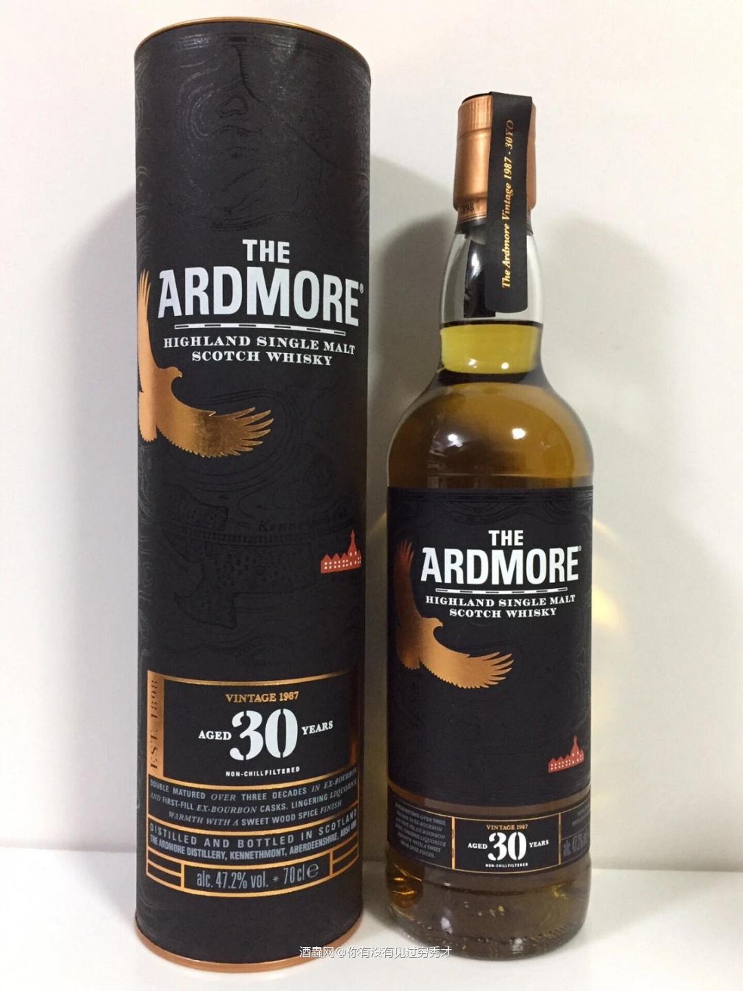 酒体清澈，暗金色，<p class='p'/>闻香：轻柔的泥煤、烟熏、橡胶、海盐、薄荷…