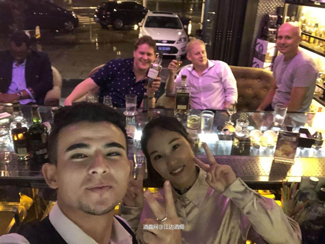 拍卖如火如荼,我静静的听着大师的建议