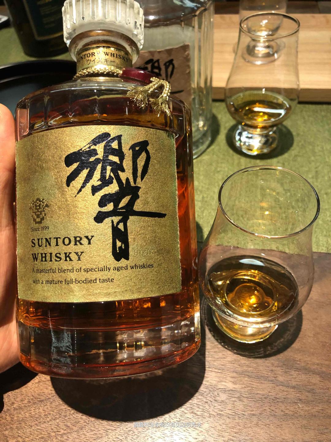 酒体清澈，瓶底有细小颗粒沉淀，深琥珀色，<p class='p'/>闻香：一丝烟熏，轻…