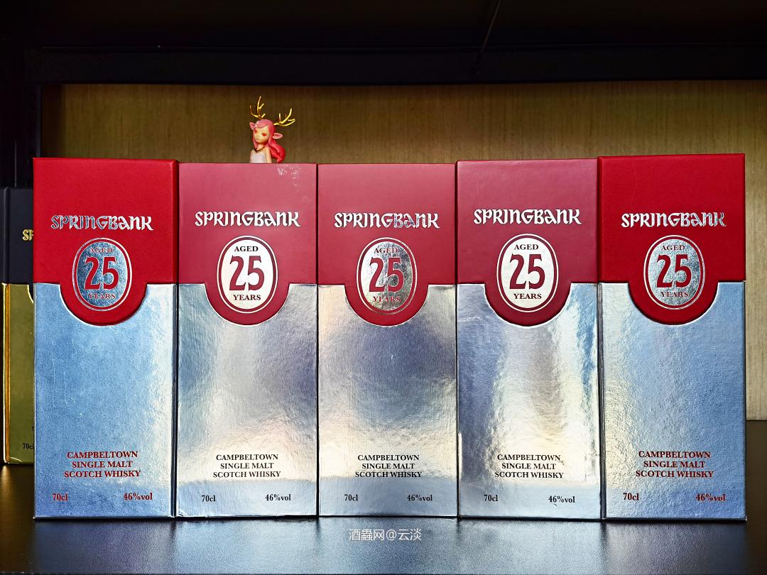 14/15版是红字！后面盒子也完全不一样<img src='https://sdata.whiskyworm.com/xcxpics/emoji_30.png' class='emoji' />