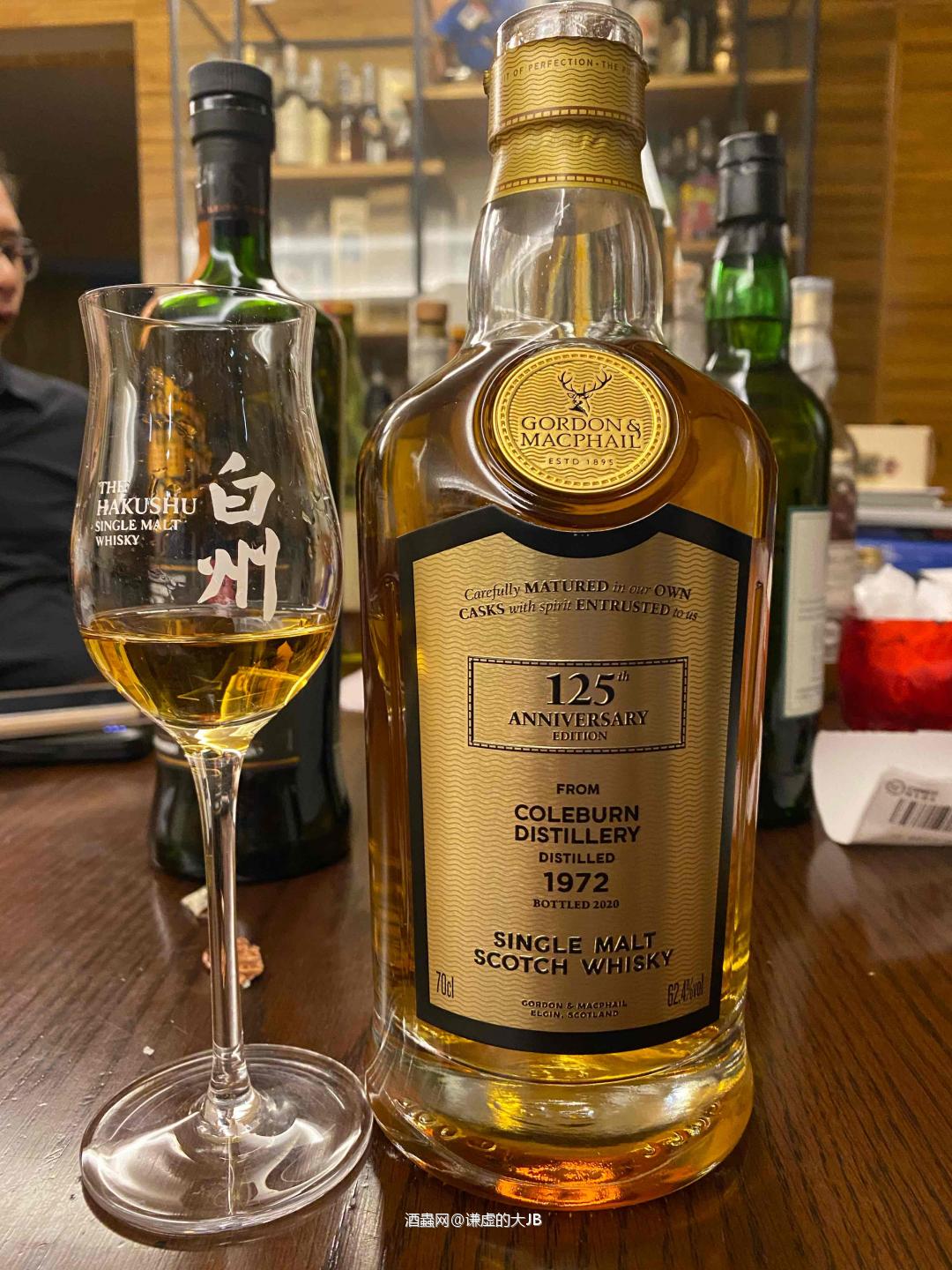 左一最近是一支很有话题性的酒,这么高的年份单桶却有这样的度数,没忍住还是开了。lagavulin这支twe限定也是一直想喝,酒展前决定开了,欢迎来hey whisky小宇聊威士忌找我品尝这两支酒,给自己打个硬广