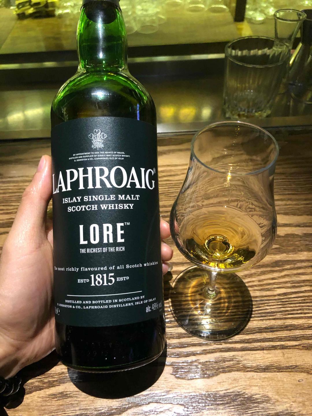 酒体清澈,深金色,<p class='p'/>闻香:泥煤烟熏、洗甲水、花香、咸奶油、炒…