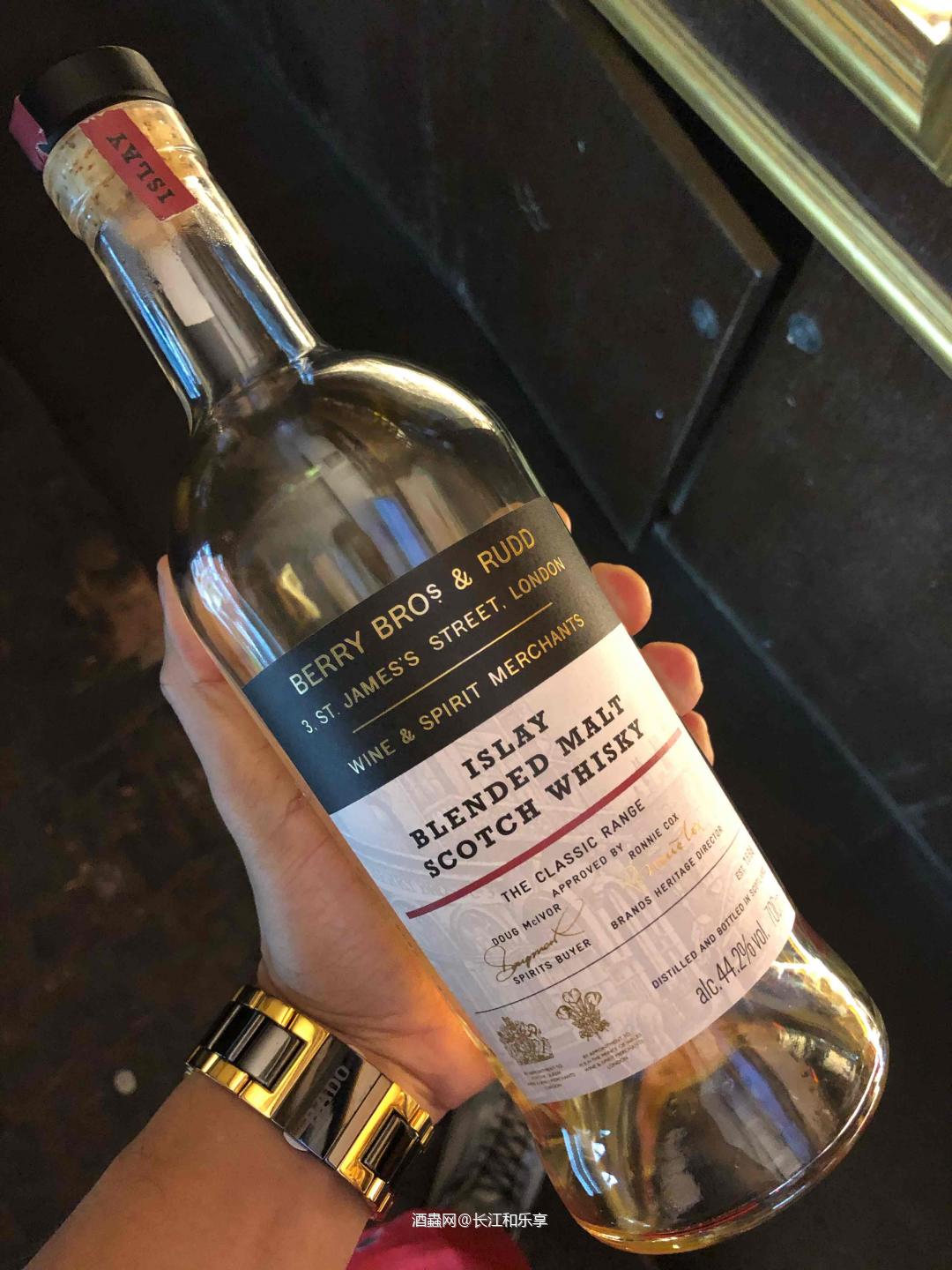 对比起来真的风味各有大不同。原桶酒就是底蕴深厚，香、滑、活、变、厚。达摩依然是餐后聚雅的最佳选择，层次浓厚意犹未尽。威士忌的晚上就是身心愉悦的美好时光。