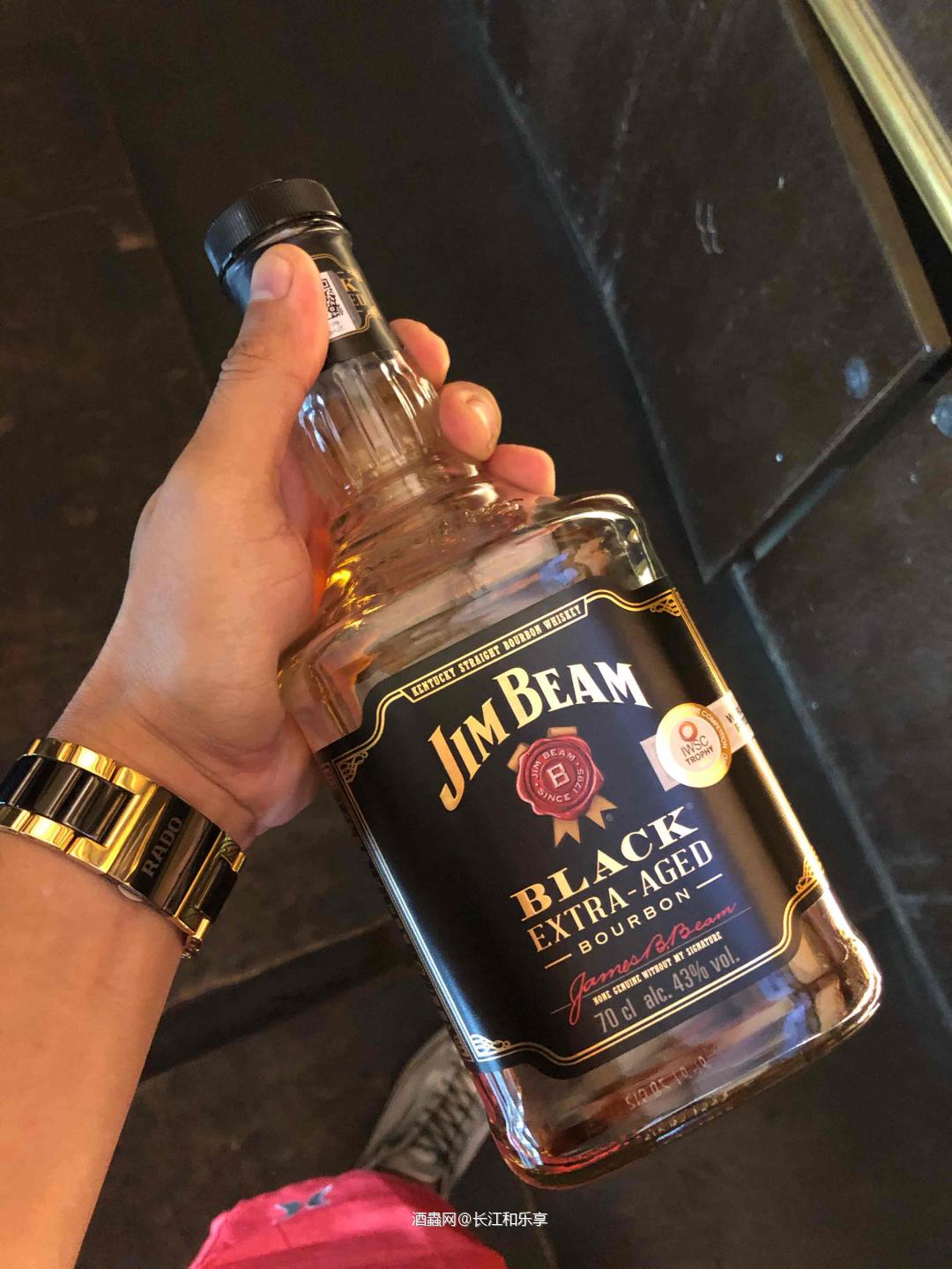 对比起来真的风味各有大不同。原桶酒就是底蕴深厚，香、滑、活、变、厚。达摩依然是餐后聚雅的最佳选择，层次浓厚意犹未尽。威士忌的晚上就是身心愉悦的美好时光。