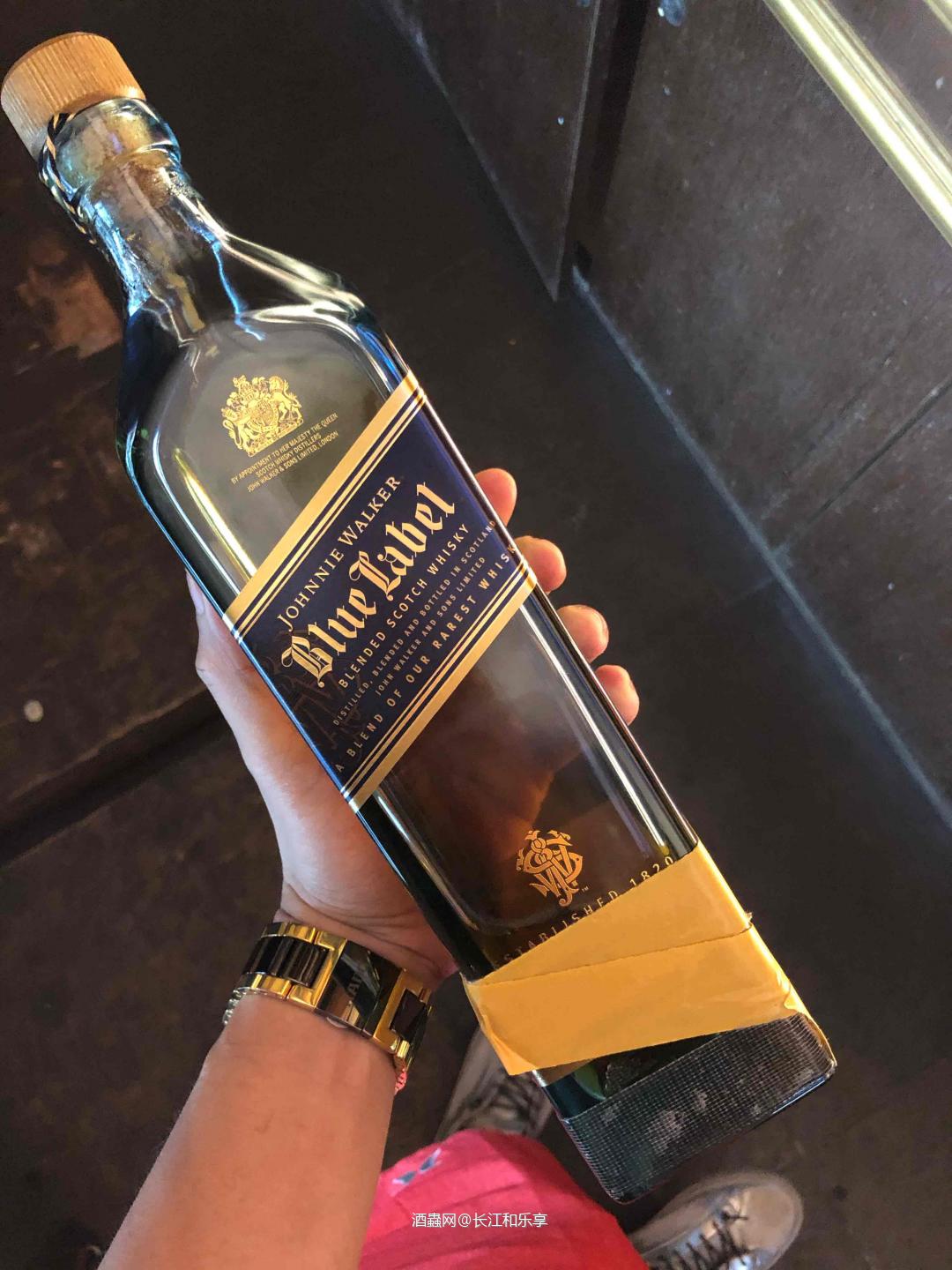 对比起来真的风味各有大不同。原桶酒就是底蕴深厚，香、滑、活、变、厚。达摩依然是餐后聚雅的最佳选择，层次浓厚意犹未尽。威士忌的晚上就是身心愉悦的美好时光。