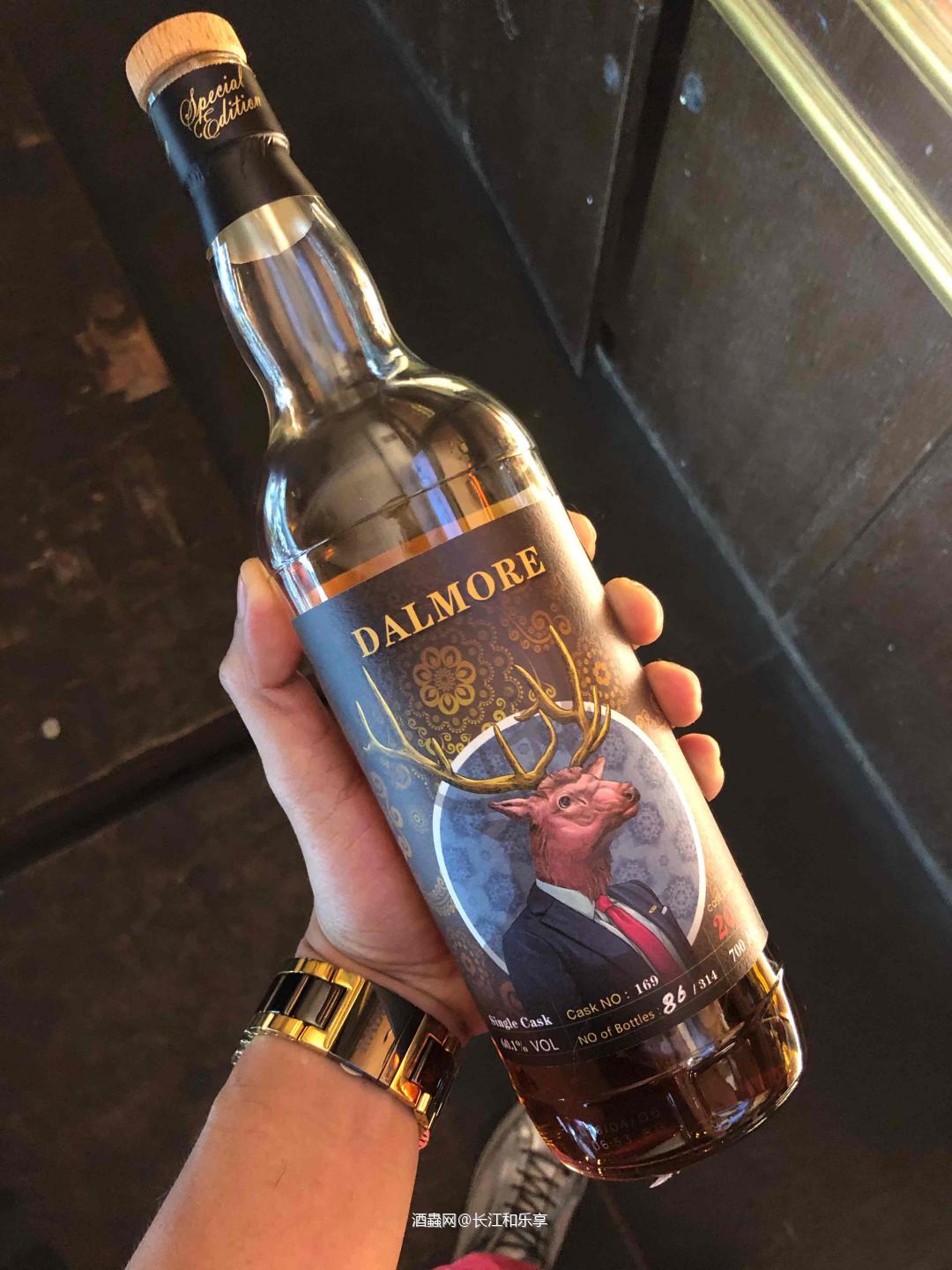 对比起来真的风味各有大不同。原桶酒就是底蕴深厚，香、滑、活、变、厚。达摩依然是餐后聚雅的最佳选择，层次浓厚意犹未尽。威士忌的晚上就是身心愉悦的美好时光。