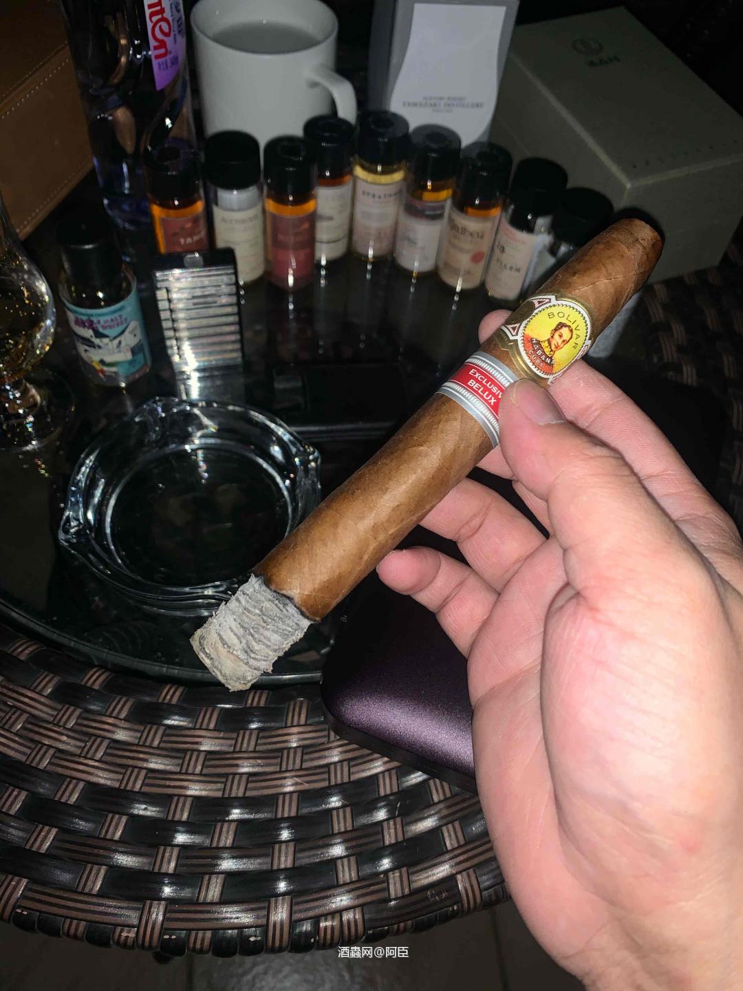 知更鸟27好喝，闻香有雪松木特殊的香味，热带水果，很有特色的好酒