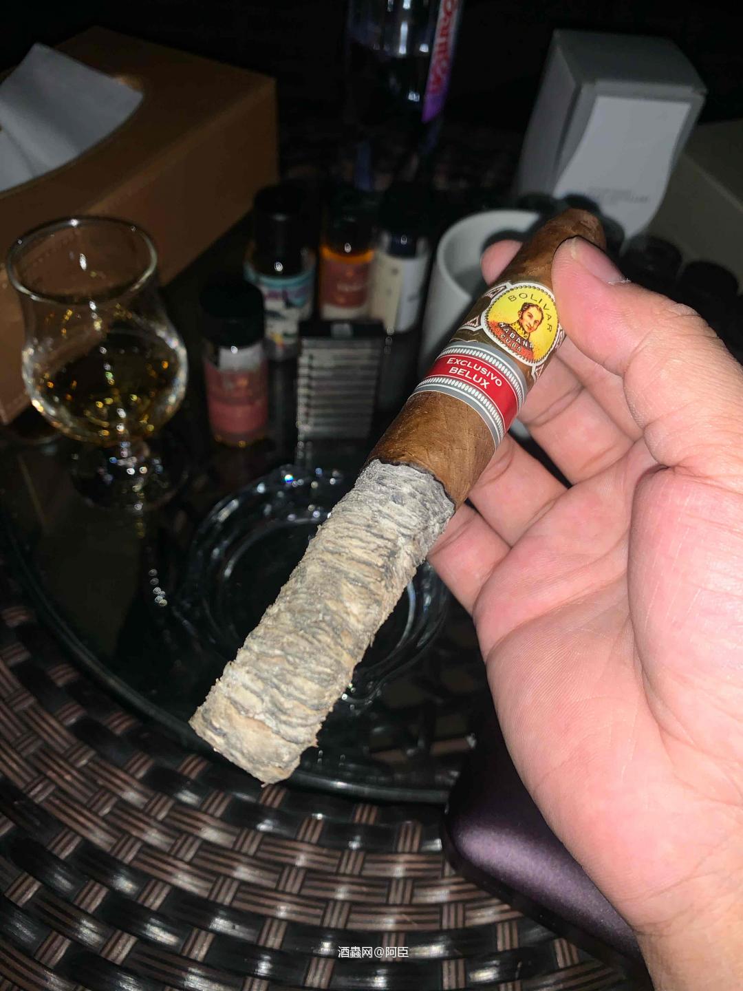 知更鸟27好喝，闻香有雪松木特殊的香味，热带水果，很有特色的好酒
