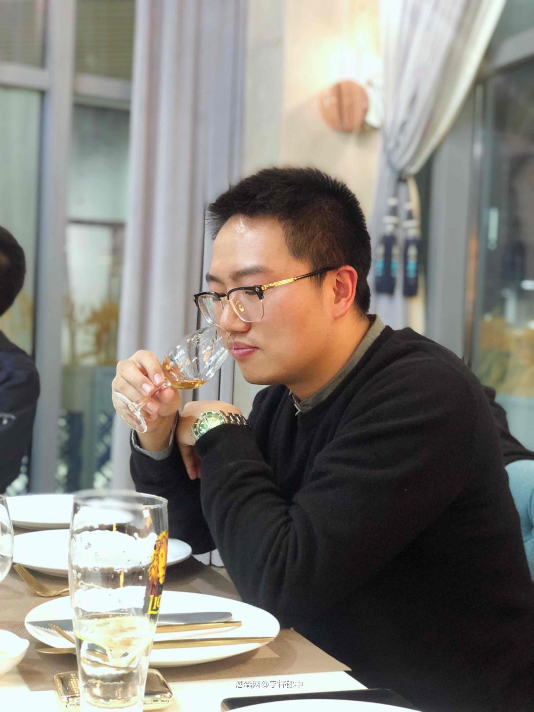 喜欢一日三餐烟火气，也爱在周末撒点孩子气；享受日常的波澜不惊，也能用酒精找回初恋般的面红耳赤。带着好奇，跟着海歌不同的酒体一路迁徙；沿着安格曼河，汇入波罗的海！留一点安静和空间给自己，都说家庭意味着责任和妥协，但你依旧特立独行，坚持为自我和生活注入无数灵感。字抒郎中，葫芦里既有良方，也有佳酿的郎中！