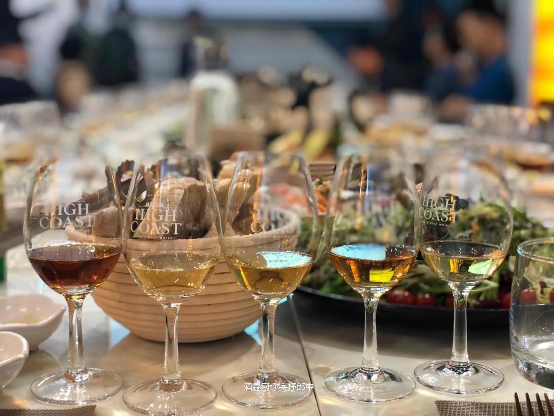 喜欢一日三餐烟火气，也爱在周末撒点孩子气；享受日常的波澜不惊，也能用酒精找回初恋般的面红耳赤。带着好奇，跟着海歌不同的酒体一路迁徙；沿着安格曼河，汇入波罗的海！留一点安静和空间给自己，都说家庭意味着责任和妥协，但你依旧特立独行，坚持为自我和生活注入无数灵感。字抒郎中，葫芦里既有良方，也有佳酿的郎中！