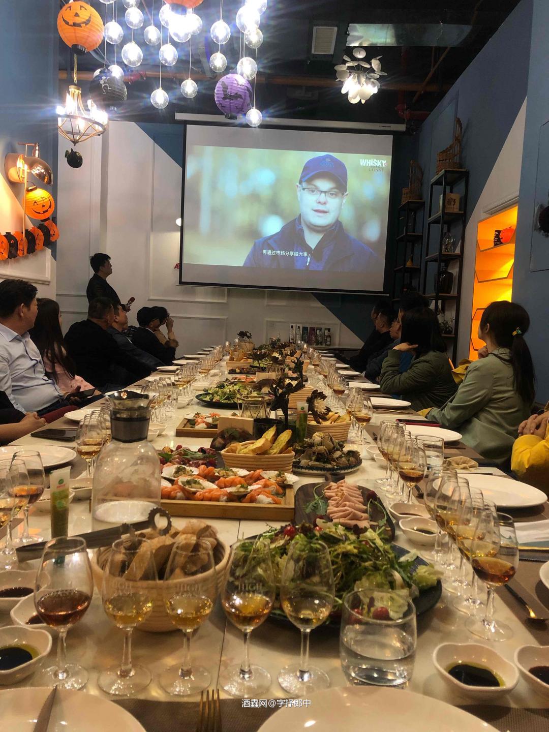 喜欢一日三餐烟火气，也爱在周末撒点孩子气；享受日常的波澜不惊，也能用酒精找回初恋般的面红耳赤。带着好奇，跟着海歌不同的酒体一路迁徙；沿着安格曼河，汇入波罗的海！留一点安静和空间给自己，都说家庭意味着责任和妥协，但你依旧特立独行，坚持为自我和生活注入无数灵感。字抒郎中，葫芦里既有良方，也有佳酿的郎中！