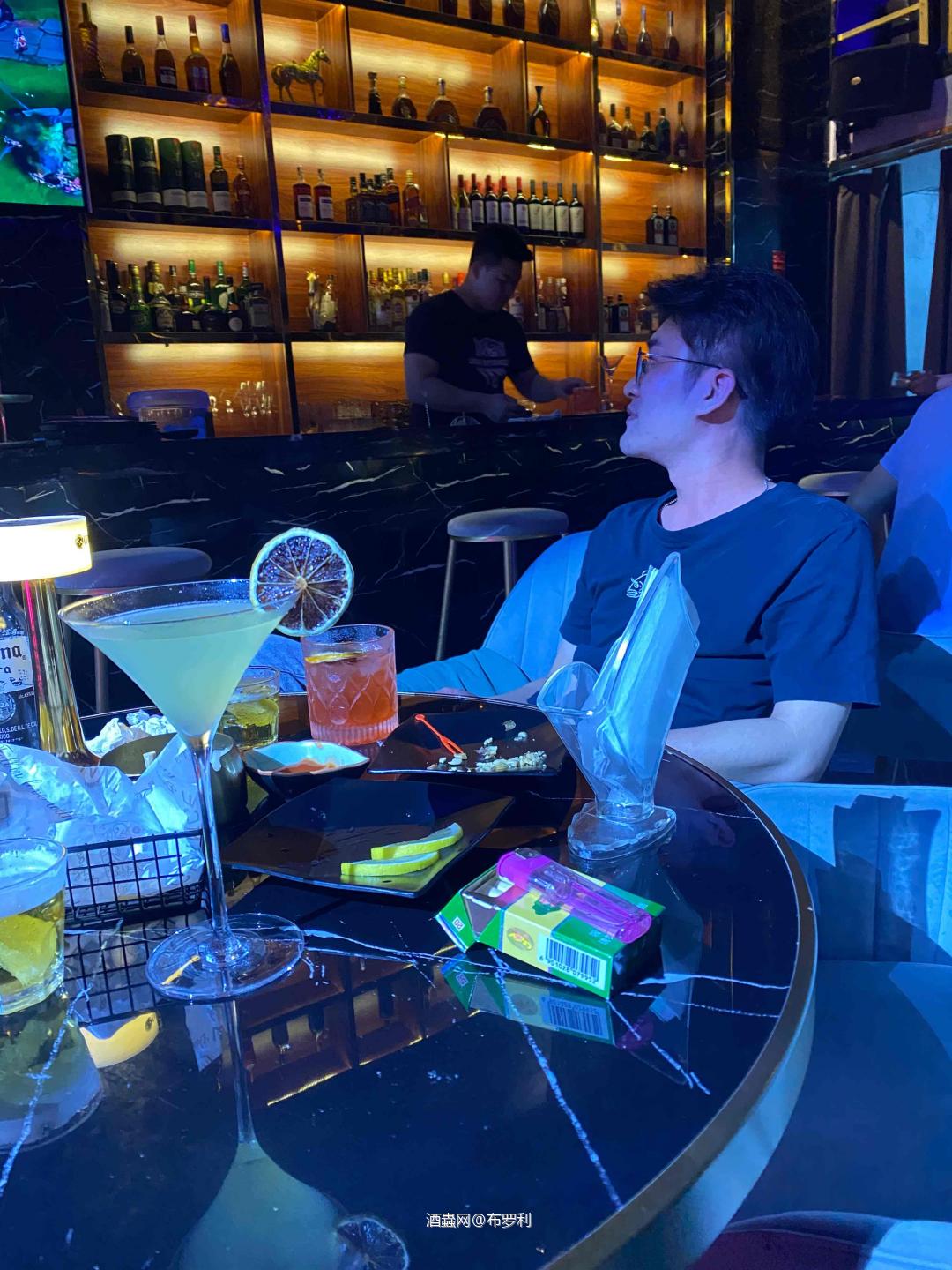 以前喝酒猛着喝，为了达到某些目的，不知道喝的是什么红只知道会醉，现在喝酒真想感受一下每个酒的味道<img src='https://sdata.whiskyworm.com/xcxpics/emoji_1.png' class='emoji' />大概就是以前是一个工具，现在是一个朋友的感觉吧