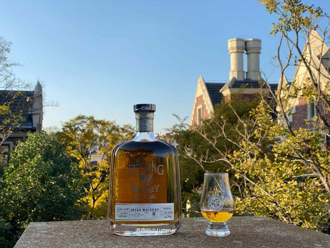 晚来天欲雪，能饮一杯无？