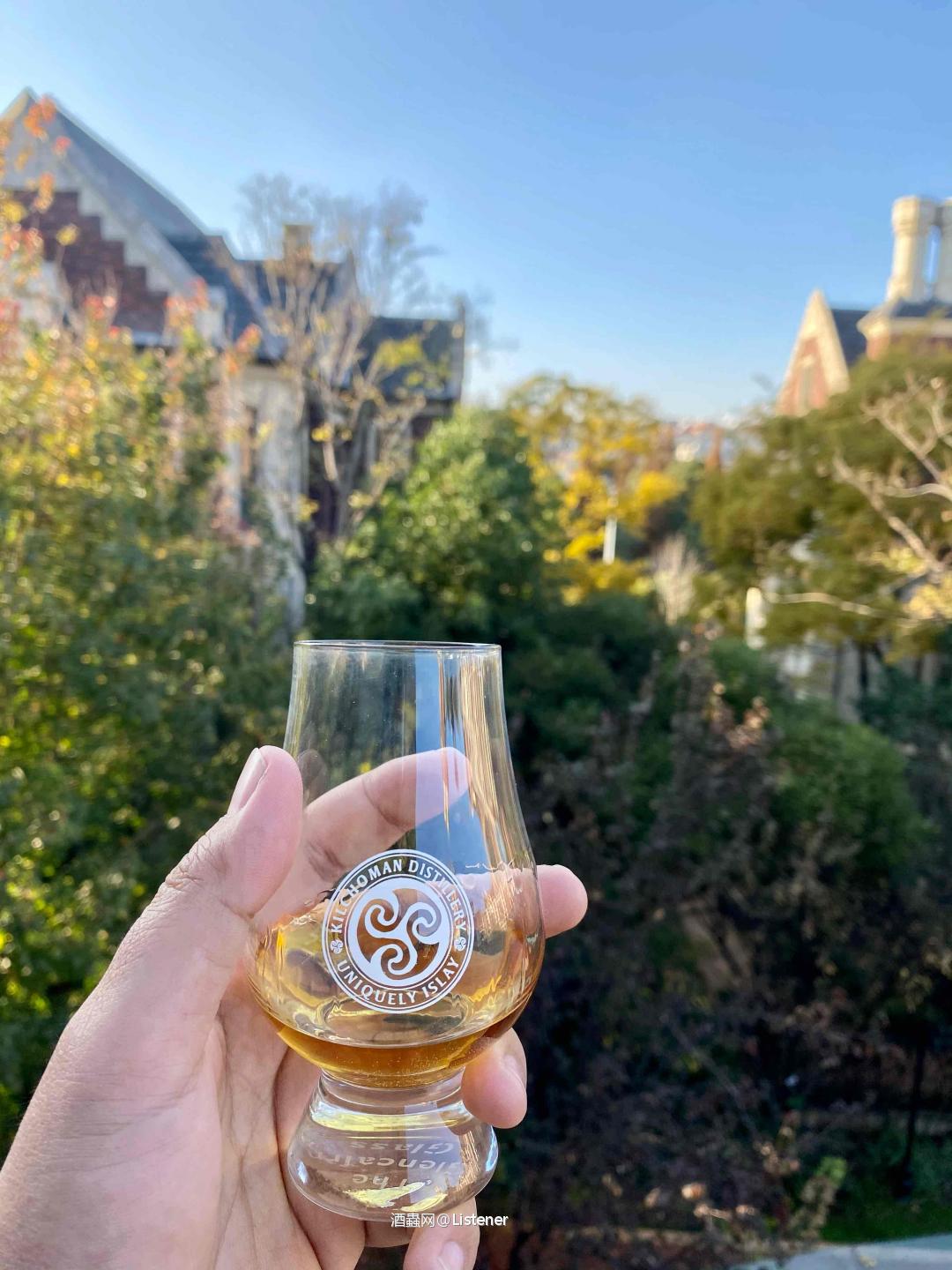 晚来天欲雪，能饮一杯无？