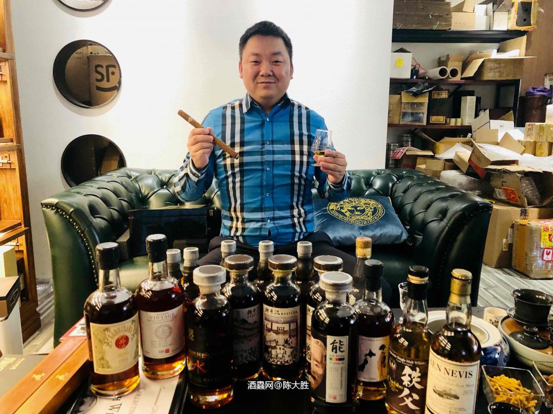 几瓶威士忌 可以在长沙换套房 安静抽支90年代的蒙A，试试老酒