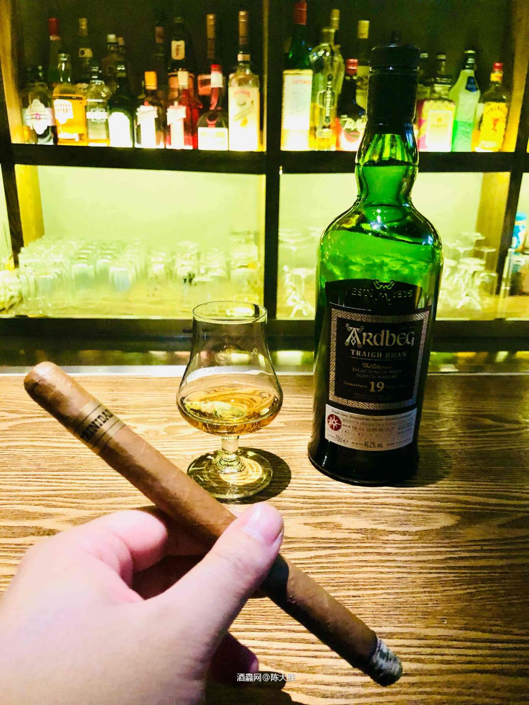 岁月无痕千百味，且持浅醉笑浮名