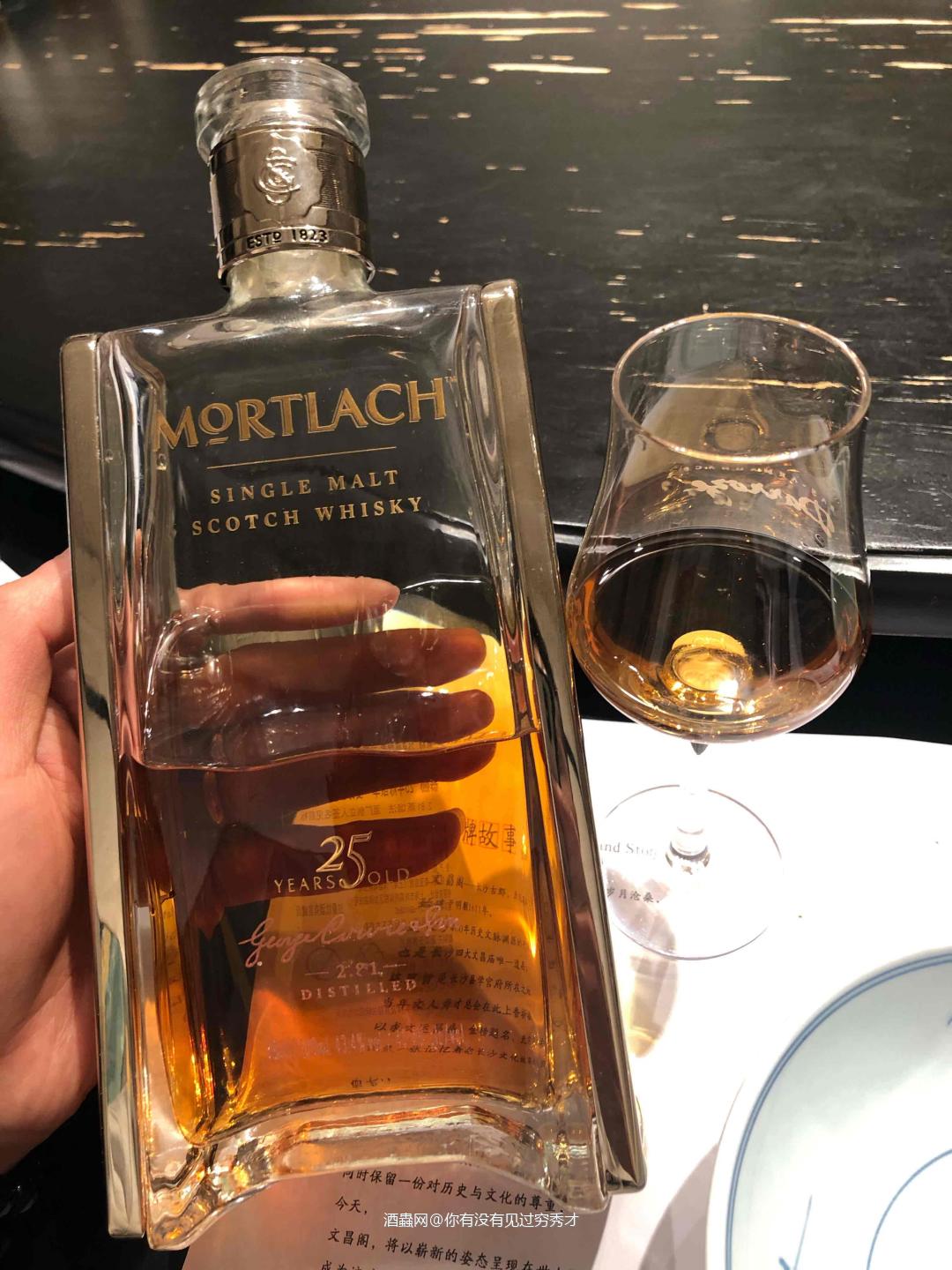 慕赫25年<p class='p'/>酒体清澈，暗金色，<p class='p'/>闻香：薄荷、青草、烟熏、烟丝…