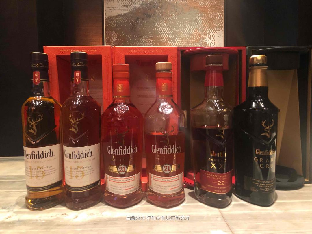 慕赫25年<p class='p'/>酒体清澈，暗金色，<p class='p'/>闻香：薄荷、青草、烟熏、烟丝…