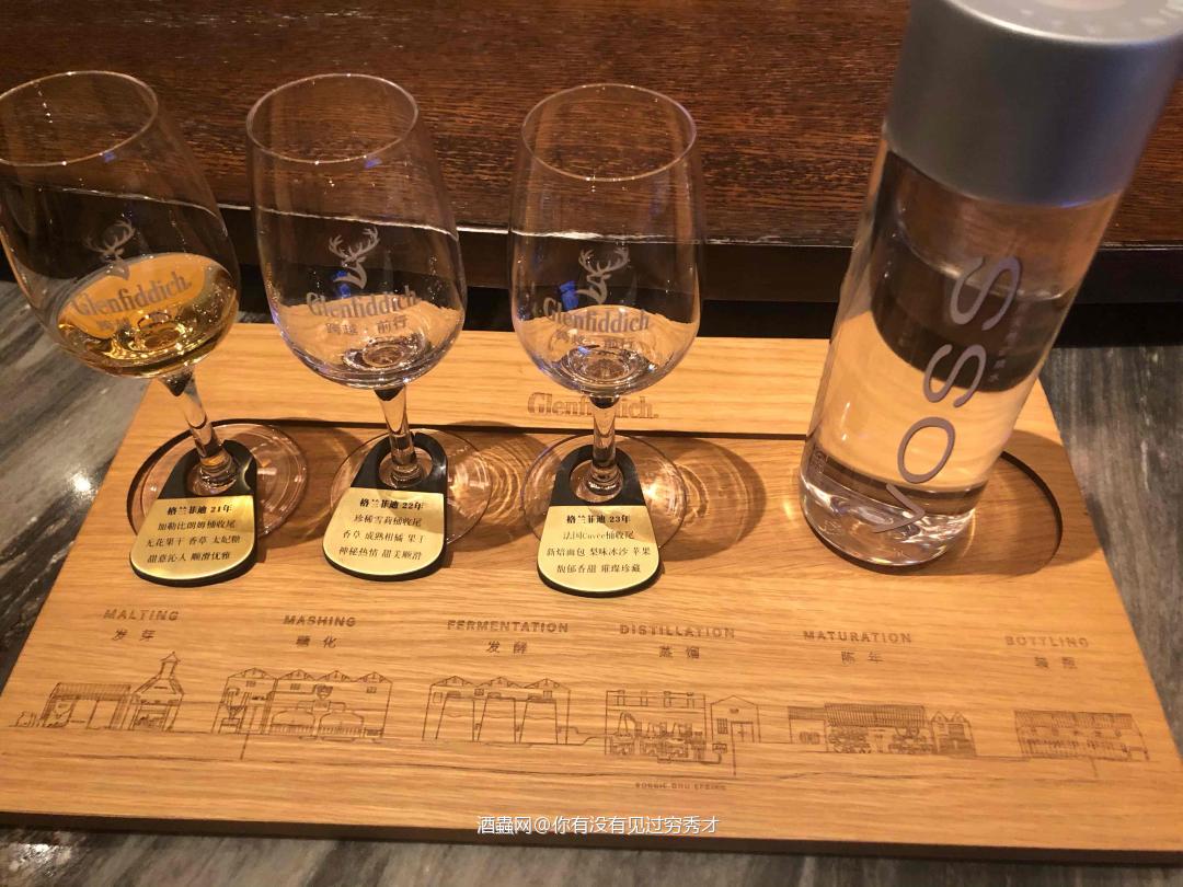 慕赫25年<p class='p'/>酒体清澈，暗金色，<p class='p'/>闻香：薄荷、青草、烟熏、烟丝…