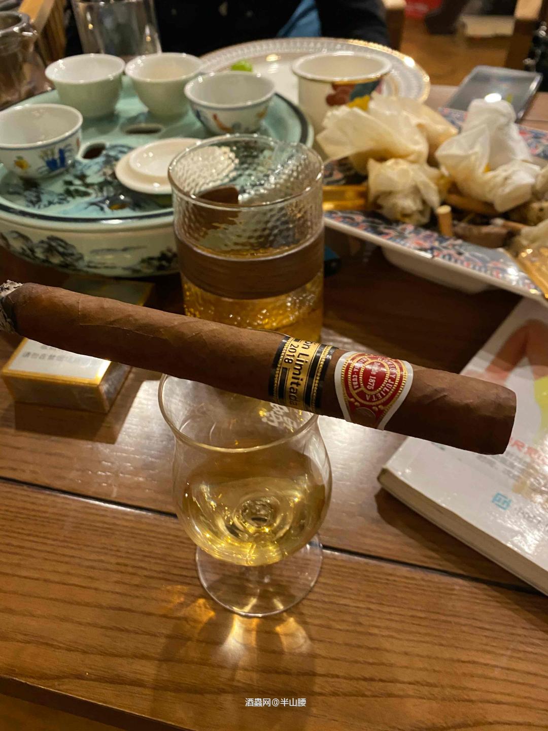 喝酒抽烟两不误