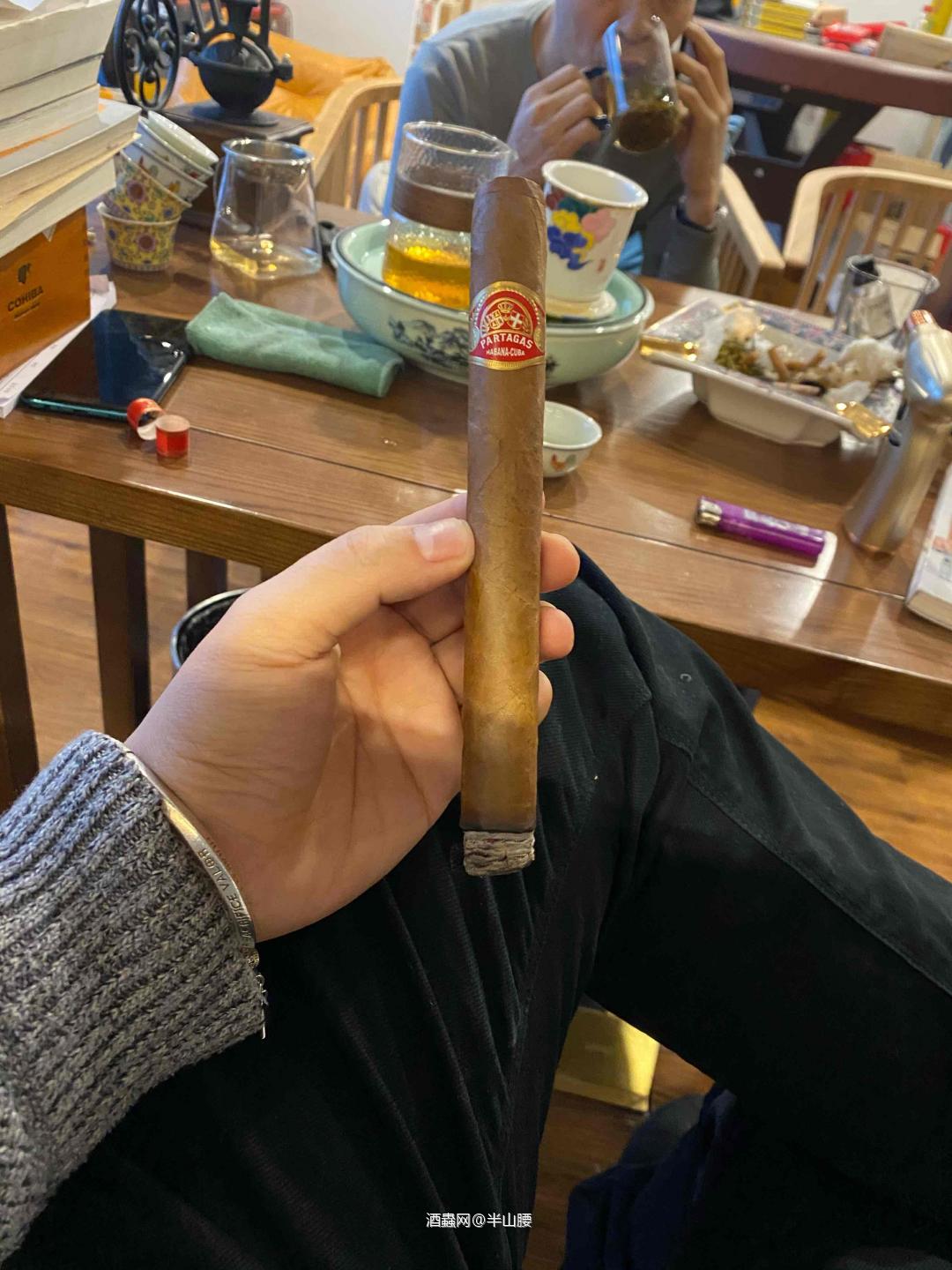 喝酒抽烟两不误