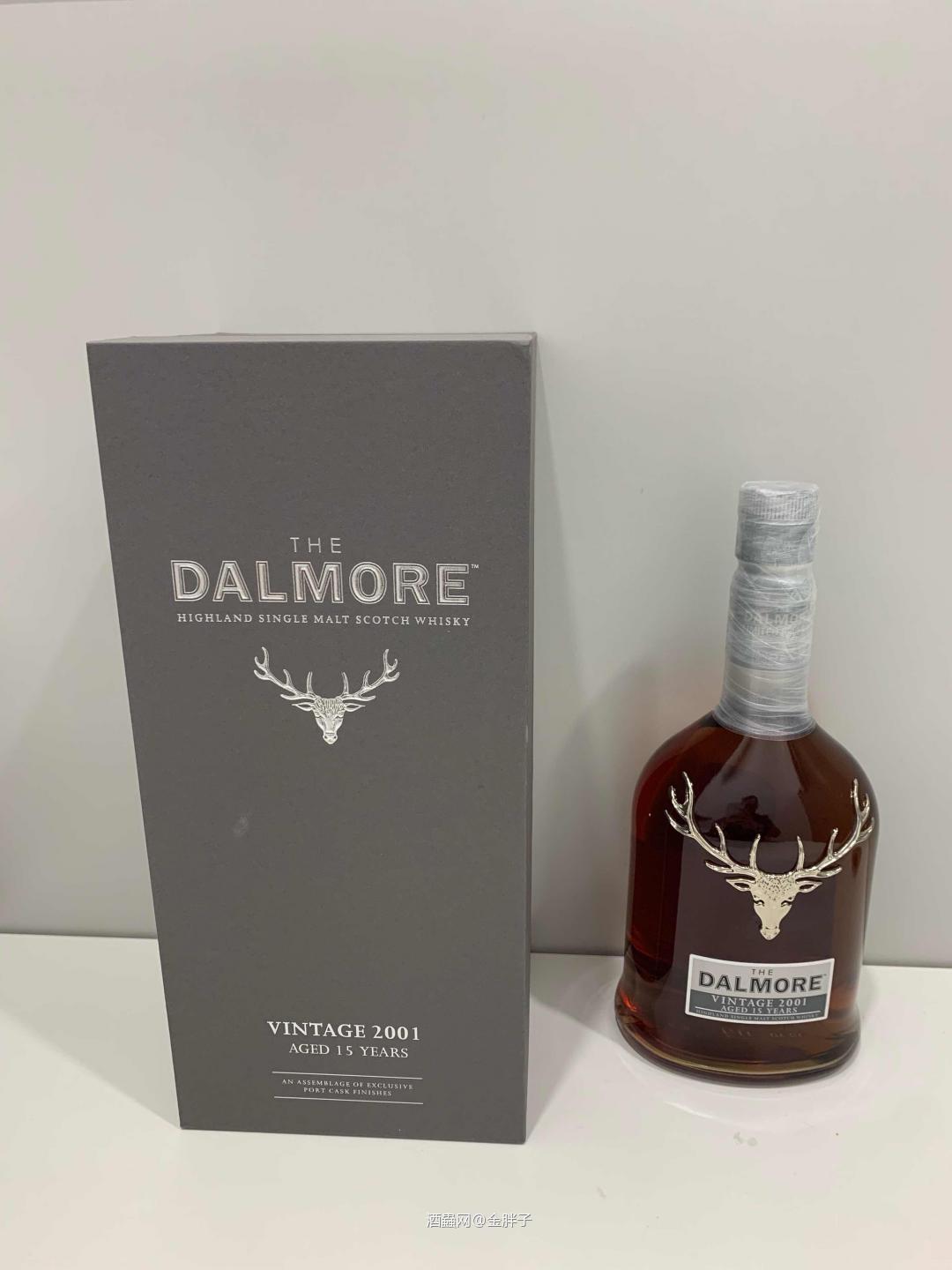 DALMORE VINTAGE 2001 15 YEAR OLD port cask finished 上一只是朋友们从贵州回沪，配的海鲜火锅。 无比甜美柔和，大家一致好评。仅仅40%，但酒体醇厚浓郁，几乎都喝出来上好干邑的口感。 大家新年快乐
