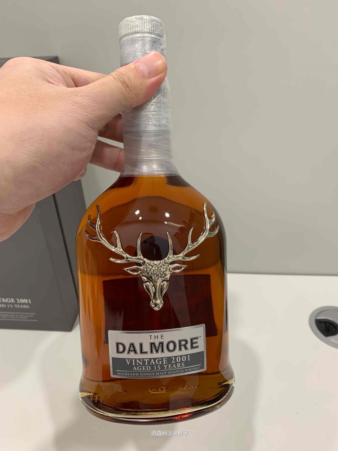 DALMORE VINTAGE 2001 15 YEAR OLD port cask finished 上一只是朋友们从贵州回沪，配的海鲜火锅。 无比甜美柔和，大家一致好评。仅仅40%，但酒体醇厚浓郁，几乎都喝出来上好干邑的口感。 大家新年快乐