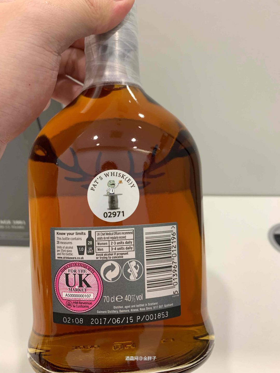 DALMORE VINTAGE 2001 15 YEAR OLD port cask finished 上一只是朋友们从贵州回沪，配的海鲜火锅。 无比甜美柔和，大家一致好评。仅仅40%，但酒体醇厚浓郁，几乎都喝出来上好干邑的口感。 大家新年快乐