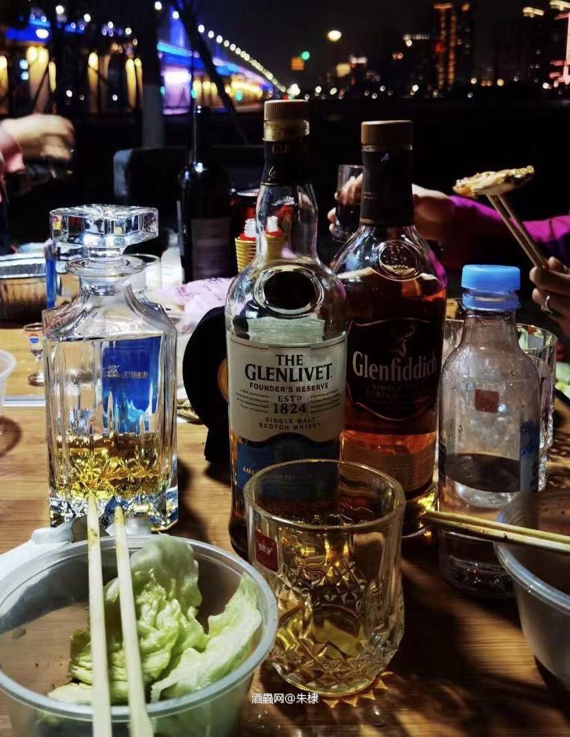 喜欢跟朋友聚会喝威士忌！