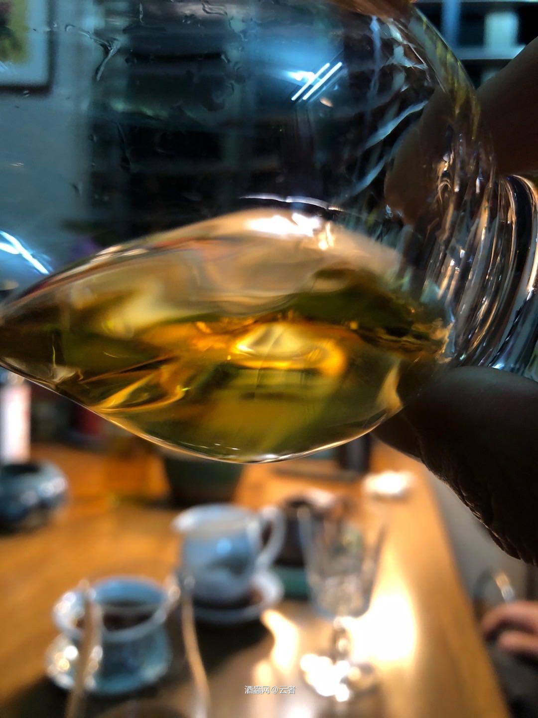 卡尔里拉出奇的冲击力爆棚，花香麦香枣香交织涌现，均衡且尾韵持…