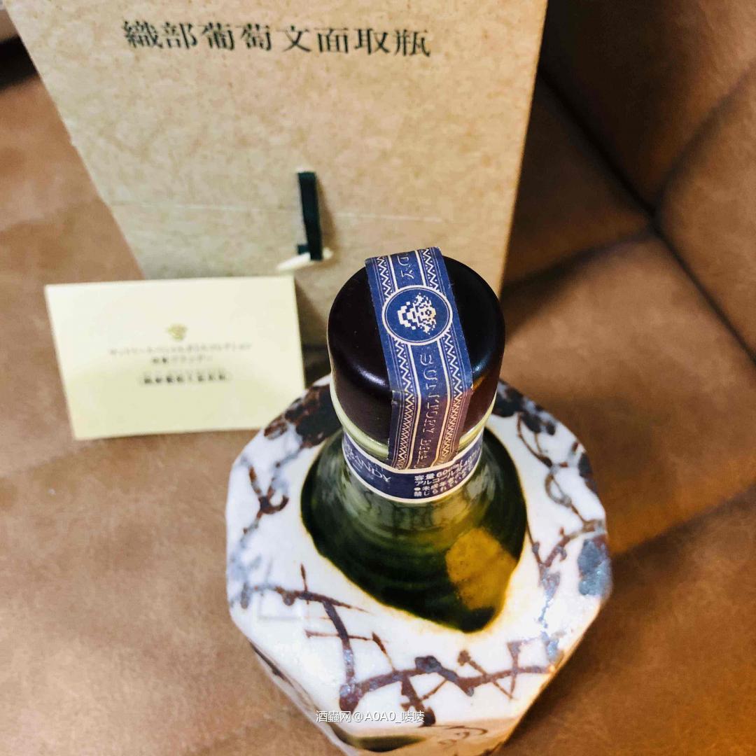 三得利 白兰地 值得收藏么？ 感觉这做工讲究啊～<img src='https://sdata.whiskyworm.com/xcxpics/emoji_30.png' class='emoji' />
