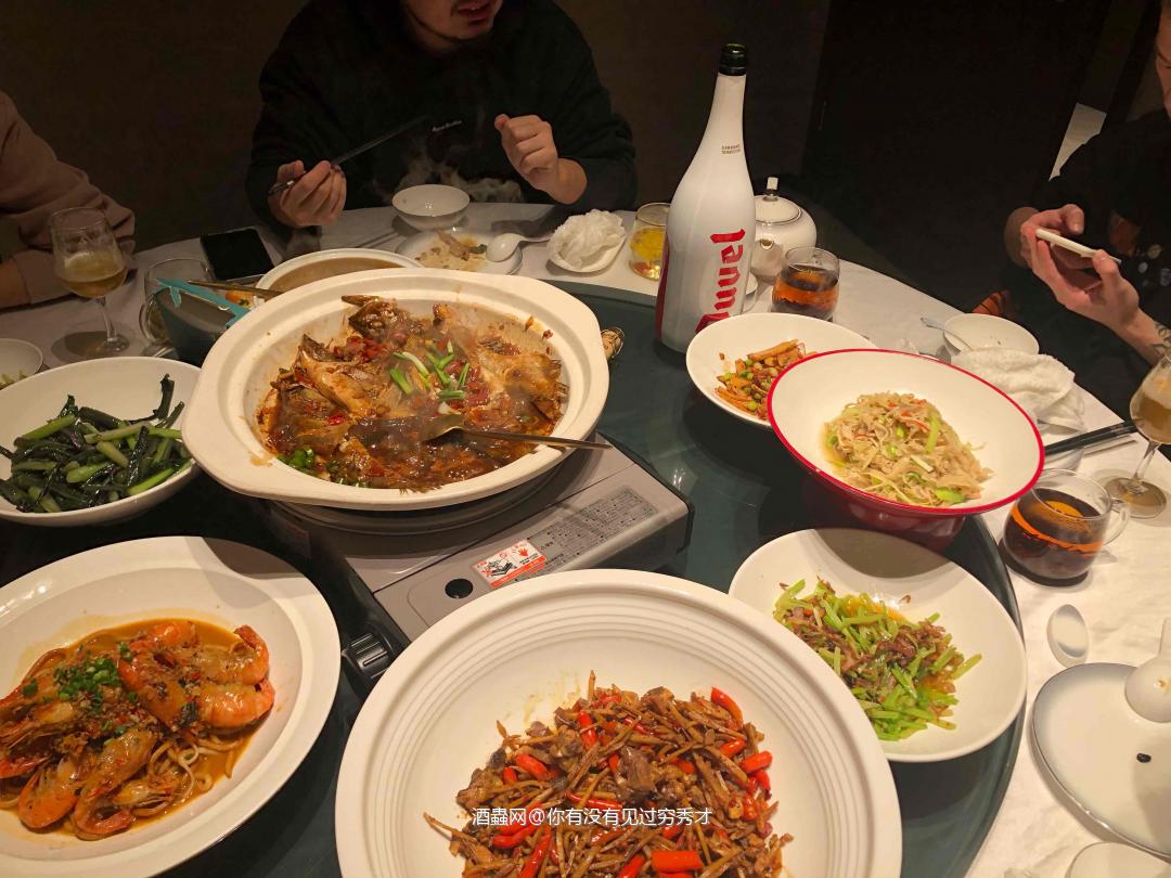 小年夜<p class='p'/>人间烟火味<p class='p'/>年味渐浓时<p class='p'/>过去无畏，今后无惧<p class='p'/>往事不记…