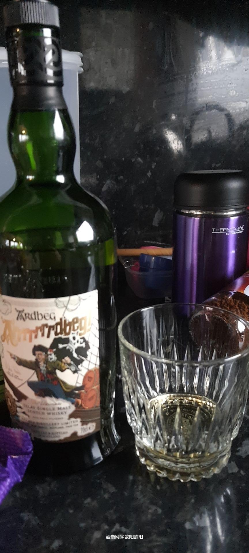 没喝过永远没资格去评判啊！对吧！非要去纠结个JB毛啊！有钱买就喝啊！没钱买就喝乌干达、漩涡咯！为了一瓶新发售的酒在这里闹来闹去！晚上多缴水费多叼嗨不香吗？？？何必纠结！威士忌从来都不是强买强卖的东西！任何一瓶威士忌都有它自己的价值体现！PS：老年份喝的少，但是这几年的会员版，老船长算是比较合心意的！！！