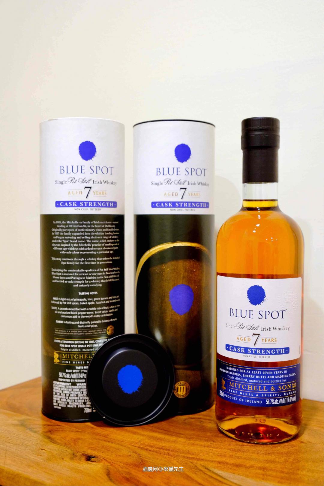 收了两瓶Blue Spot蓝点桶强爱尔兰威士忌，开心！ 1964年蓝点威士忌停产，时隔56年，2020年再次以桶强装瓶上市。有幸能够找到两瓶也可以作为收藏的一部分了~ 据说虽然是7年的威士忌，但是包含非常老的来自马德拉桶的威士忌酒液。这款酒分别在波本桶、雪莉桶、马德拉桶中陈年，并且未冷凝过滤、未焦糖着色，桶强58.7度。