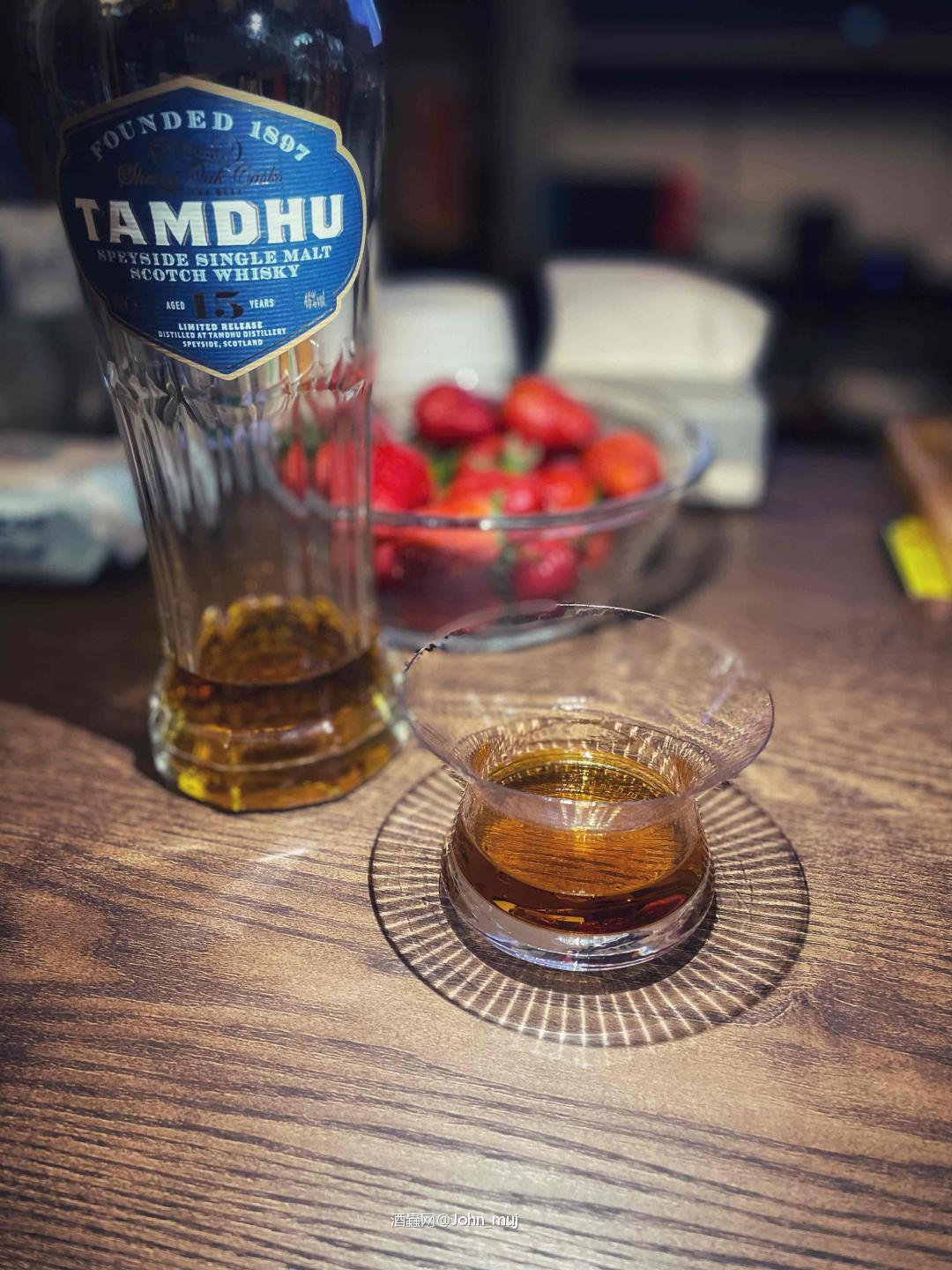 喜欢威士忌的人多少都有些杯子控