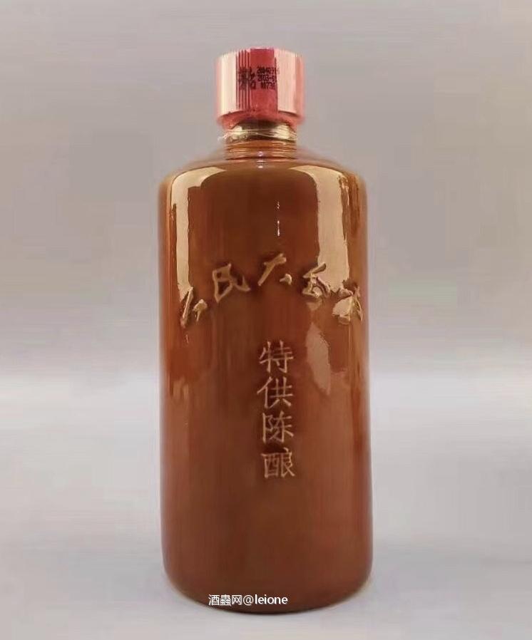 不印日期的确实是第一次见,中央警卫局可能比较特殊,不需要喝的人知道是具体哪年的酒!这三张分别是2004年的人民大会堂特供,2007年的空军特供跟2008年的全国人大会议中心特供 都是换布帽以前的封头