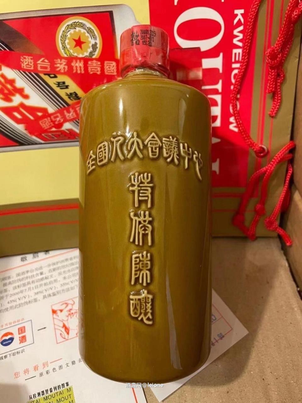 不印日期的确实是第一次见,中央警卫局可能比较特殊,不需要喝的人知道是具体哪年的酒!这三张分别是2004年的人民大会堂特供,2007年的空军特供跟2008年的全国人大会议中心特供 都是换布帽以前的封头