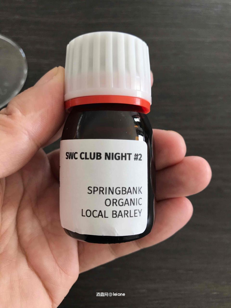 刚才把这款本地麦芽的分享瓶开了,怎么说呢,还算不错,虽然是55.6%Vol 但酒精的压制感处理的很好,有股Oloroso雪莉桶特有的香甜味, 厚重感一般,虽谈不上唇齿留香,但尾韵中长,回甘不错,柑橘的甜味持久. 图三是下个月在线品鉴的Hazelburn 15年全程Oloroso雪莉桶,颜色要浅很多,酒精度54.9% 闻香有柑橘的香甜但确有股冲劲儿,口感相对本地大麦更浑厚,尾韵更长,但平衡度比本地麦芽弱一些,或许醒醒能好些. 图四是云顶6年波本桶加2年PX桶,也是下个月的线上品鉴装瓶,颜色最深 56.5%,闻香很刺激,属于不同于Oloroso的香甜味,口感偏甜,厚重感不如前面两支,但有坚果味,巧克力味,回甘还有点荔枝味. 这款云顶8年限量1160瓶,上周发售价60镑,现在WB最低价格300镑,最高500镑. 这帮外国人简直疯了