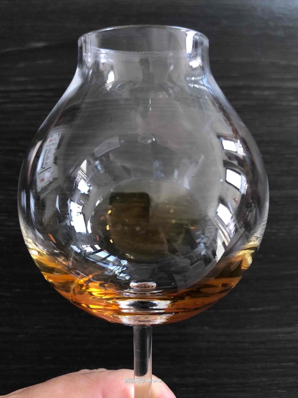 刚才把这款本地麦芽的分享瓶开了,怎么说呢,还算不错,虽然是55.6%Vol 但酒精的压制感处理的很好,有股Oloroso雪莉桶特有的香甜味, 厚重感一般,虽谈不上唇齿留香,但尾韵中长,回甘不错,柑橘的甜味持久. 图三是下个月在线品鉴的Hazelburn 15年全程Oloroso雪莉桶,颜色要浅很多,酒精度54.9% 闻香有柑橘的香甜但确有股冲劲儿,口感相对本地大麦更浑厚,尾韵更长,但平衡度比本地麦芽弱一些,或许醒醒能好些. 图四是云顶6年波本桶加2年PX桶,也是下个月的线上品鉴装瓶,颜色最深 56.5%,闻香很刺激,属于不同于Oloroso的香甜味,口感偏甜,厚重感不如前面两支,但有坚果味,巧克力味,回甘还有点荔枝味. 这款云顶8年限量1160瓶,上周发售价60镑,现在WB最低价格300镑,最高500镑. 这帮外国人简直疯了