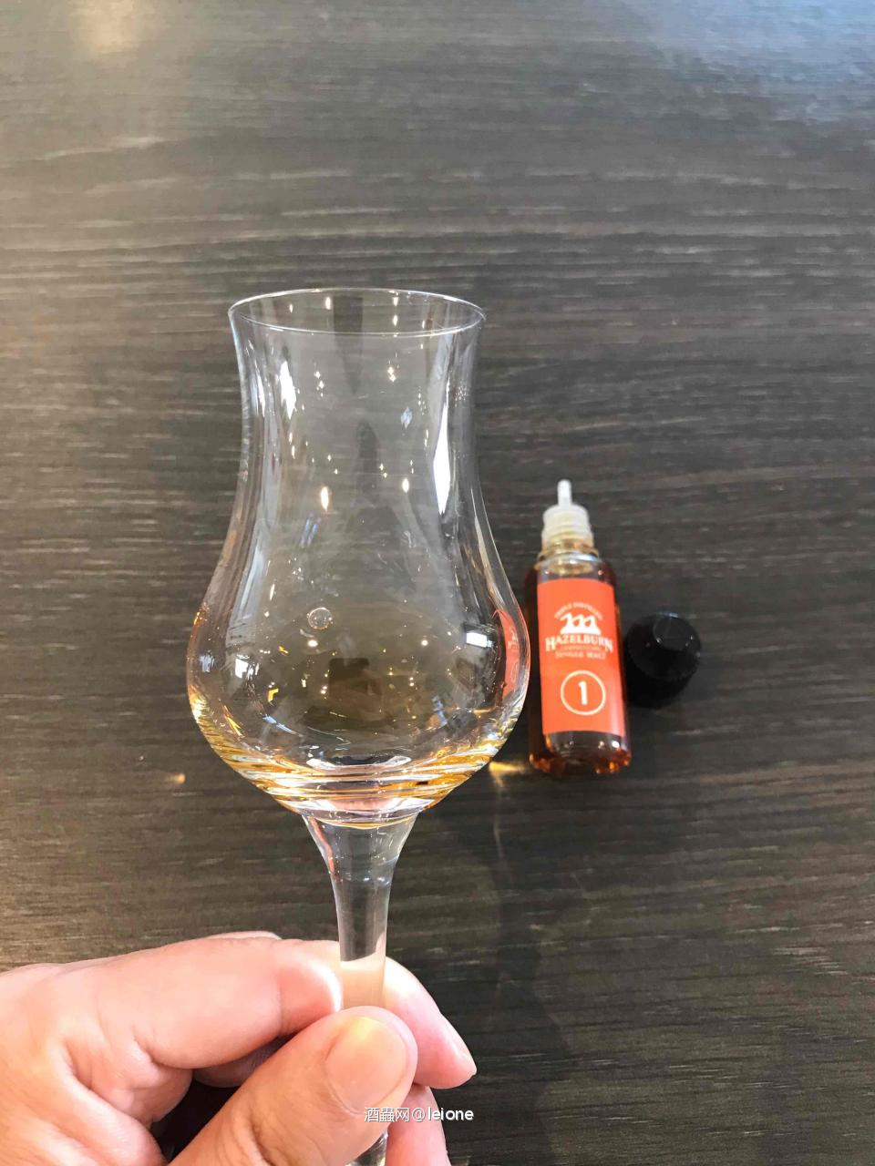 刚才把这款本地麦芽的分享瓶开了,怎么说呢,还算不错,虽然是55.6%Vol 但酒精的压制感处理的很好,有股Oloroso雪莉桶特有的香甜味, 厚重感一般,虽谈不上唇齿留香,但尾韵中长,回甘不错,柑橘的甜味持久. 图三是下个月在线品鉴的Hazelburn 15年全程Oloroso雪莉桶,颜色要浅很多,酒精度54.9% 闻香有柑橘的香甜但确有股冲劲儿,口感相对本地大麦更浑厚,尾韵更长,但平衡度比本地麦芽弱一些,或许醒醒能好些. 图四是云顶6年波本桶加2年PX桶,也是下个月的线上品鉴装瓶,颜色最深 56.5%,闻香很刺激,属于不同于Oloroso的香甜味,口感偏甜,厚重感不如前面两支,但有坚果味,巧克力味,回甘还有点荔枝味. 这款云顶8年限量1160瓶,上周发售价60镑,现在WB最低价格300镑,最高500镑. 这帮外国人简直疯了