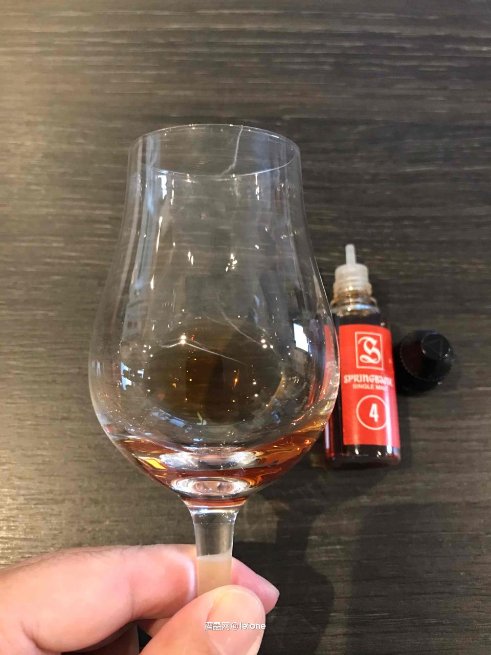 刚才把这款本地麦芽的分享瓶开了,怎么说呢,还算不错,虽然是55.6%Vol 但酒精的压制感处理的很好,有股Oloroso雪莉桶特有的香甜味, 厚重感一般,虽谈不上唇齿留香,但尾韵中长,回甘不错,柑橘的甜味持久. 图三是下个月在线品鉴的Hazelburn 15年全程Oloroso雪莉桶,颜色要浅很多,酒精度54.9% 闻香有柑橘的香甜但确有股冲劲儿,口感相对本地大麦更浑厚,尾韵更长,但平衡度比本地麦芽弱一些,或许醒醒能好些. 图四是云顶6年波本桶加2年PX桶,也是下个月的线上品鉴装瓶,颜色最深 56.5%,闻香很刺激,属于不同于Oloroso的香甜味,口感偏甜,厚重感不如前面两支,但有坚果味,巧克力味,回甘还有点荔枝味. 这款云顶8年限量1160瓶,上周发售价60镑,现在WB最低价格300镑,最高500镑. 这帮外国人简直疯了