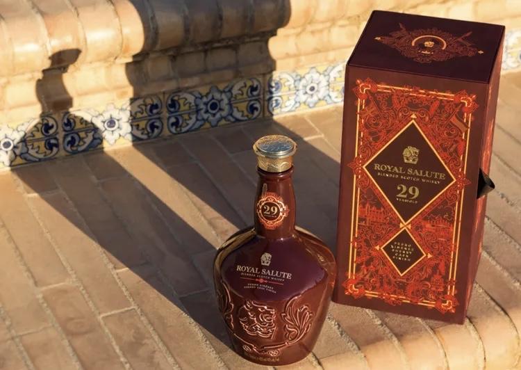 「皇家禮炮」再添珍稀頂級酒款！限量推出 100% PX 雪莉桶熟成 29 年「瓷藝系列」