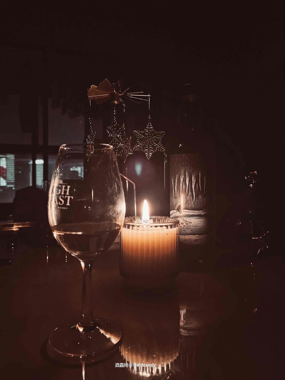 忽得天阴闷闷，芊雨漫舞，不以言述的时刻，无须开口的动容。待酒液滑入喉咙，芳香浓醇之间，几回流连，人间送小温。