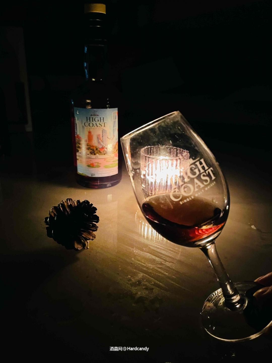 纹深麟裂的松果散落天际，恰如其分的时刻，情深意重的风，烛光倾斜的缝隙，在骨骼和血液里跳跃，喉咙里深情悦舞，不愿苏醒。