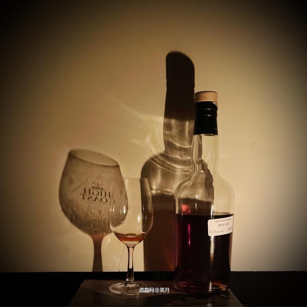 温暖倾覆暗淡，勾勒耀眼臆想，深夜独自品饮香醇巧克力，浮出松子暗香，甜蜜、微苦，渺远、趣致，溶在口，融于心