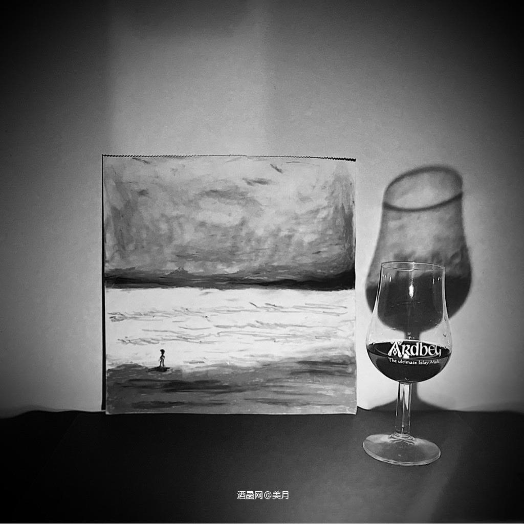 面目光洁,笑容灼灼,为别人的眸光一丝艳羡和妒恨而窃喜雀跃,亦或内心闪过一丝疑惑,陶醉于别人眼里的自我,却离开真正的自我,必是要在夜阑人静时,在悠扬的旋律和醇冽的酒香中,慢慢现形,灵魂的节奏呐喊对生活的热爱,摆脱束缚的渴望,清新的空气,纯净的山涧清泉,在山风泉眼中寻找自我,把自己还给自己。