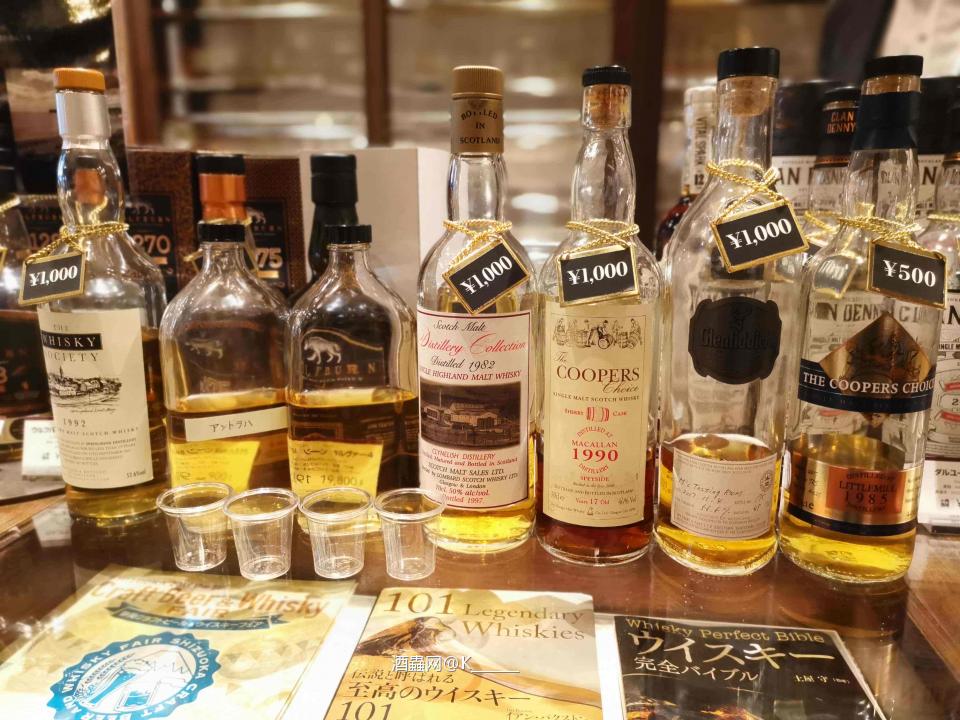 放眼全球的Whisky festival 也很少有开新瓶整酒的做法。在日本的Vintage Whisky bar里也都是开瓶过的酒，其实这种酒局选的不是酒，更多的是选的人。也正常，在中国当下诚信普遍性缺失的今天，难免会有一些人心有余悸。在人皆恶的想法驱动下，我甚至可以怀疑品牌方代理商为了卖酒，品鉴会上的试饮用酒和实际销售的酒不同。看法不同，在于你用什么心态去看身边的世界和身边的人。