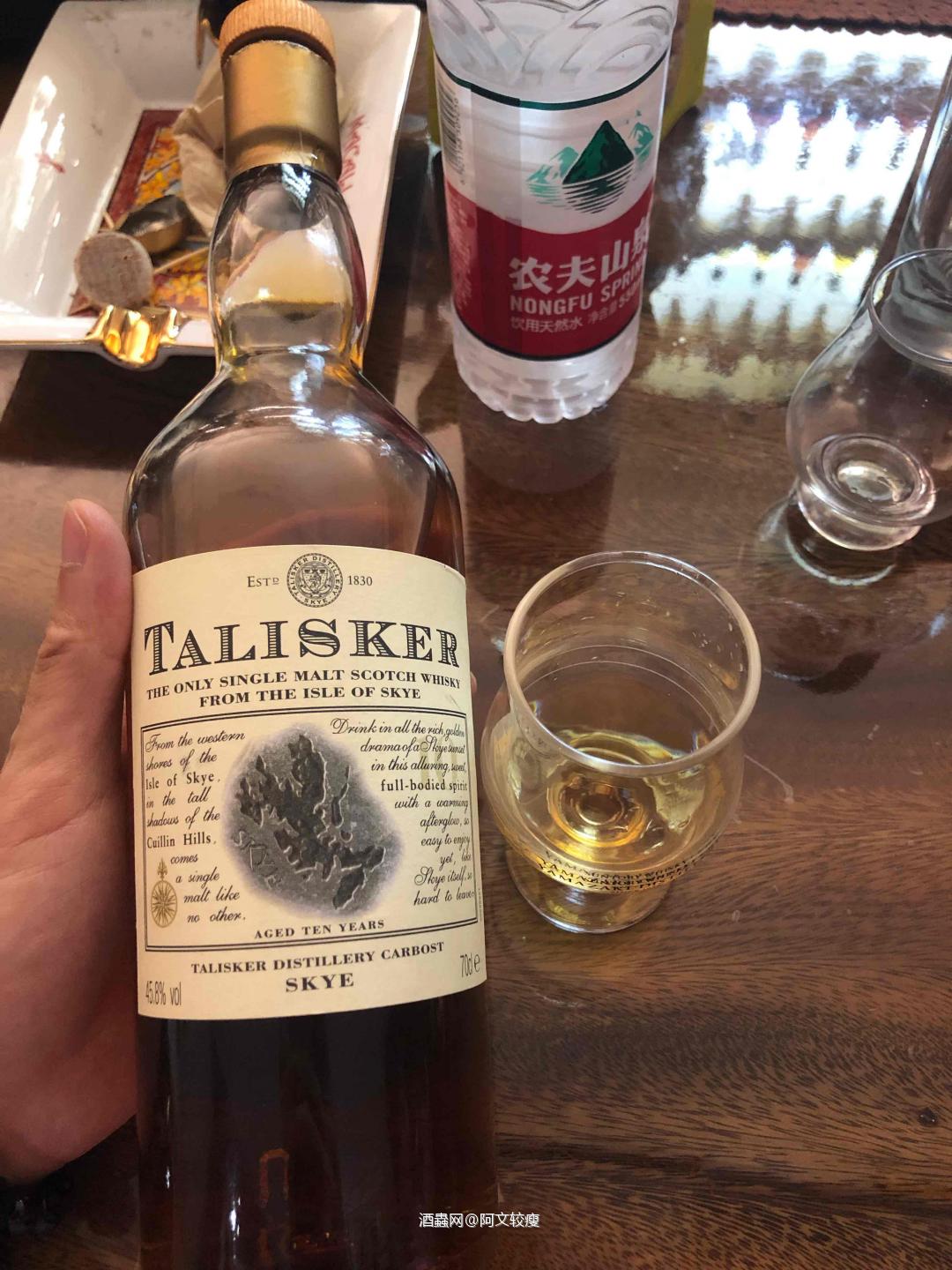 酒体清澈，暗金色，<p class='p'/>闻香：海风咸味、金属味、胡椒、油脂、熏肉…