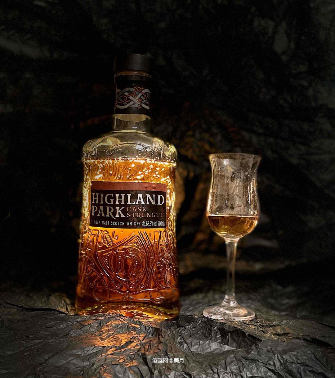 悬崖的皱纹，湿漉的痕迹