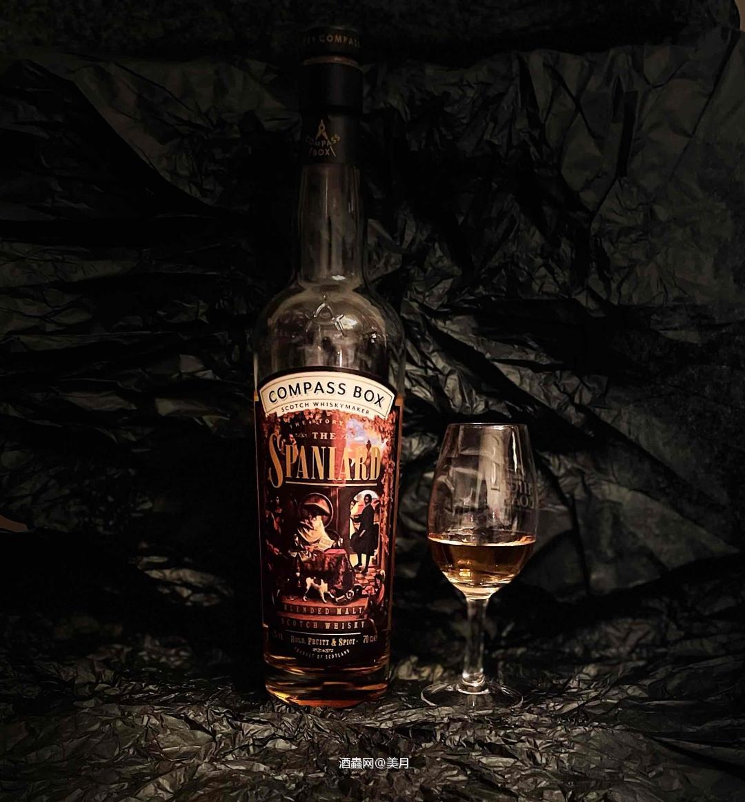 悬崖的皱纹，湿漉的痕迹